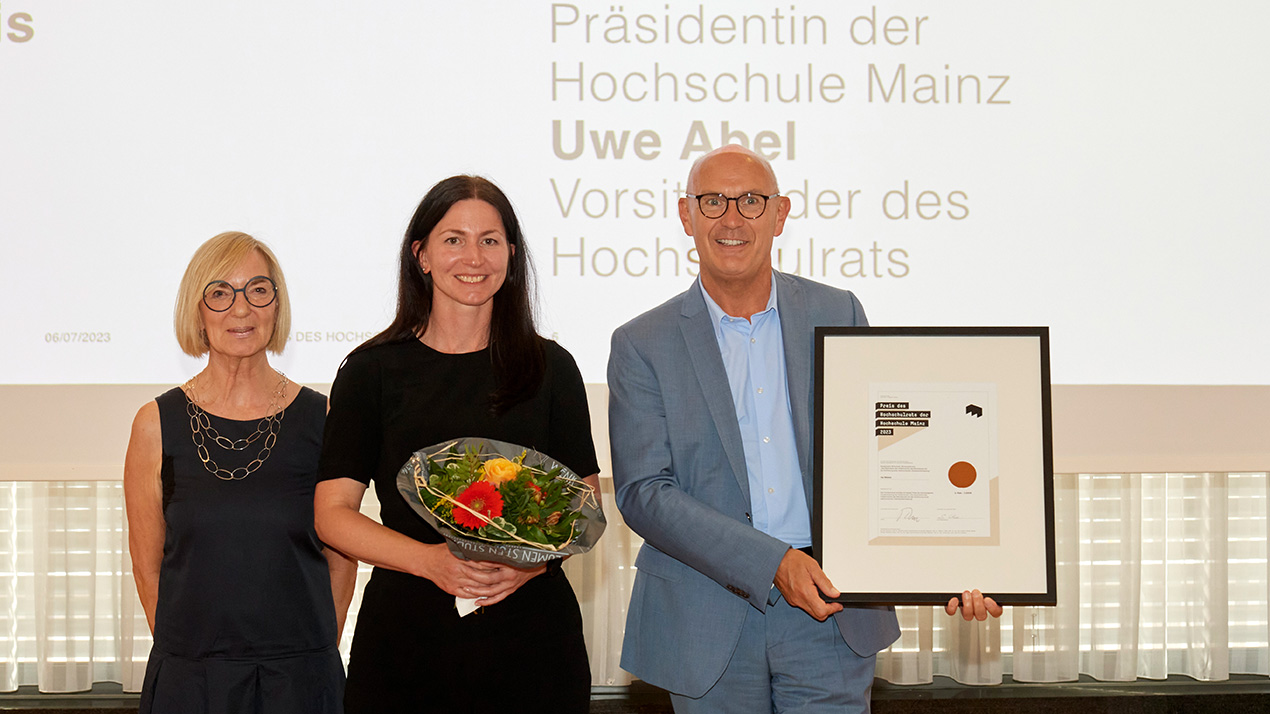 Prof. Dr. Susanne Weissman und Uwe Abel überreichten Ina Weimer den mit 2000 Euro dotierten 3. Preis