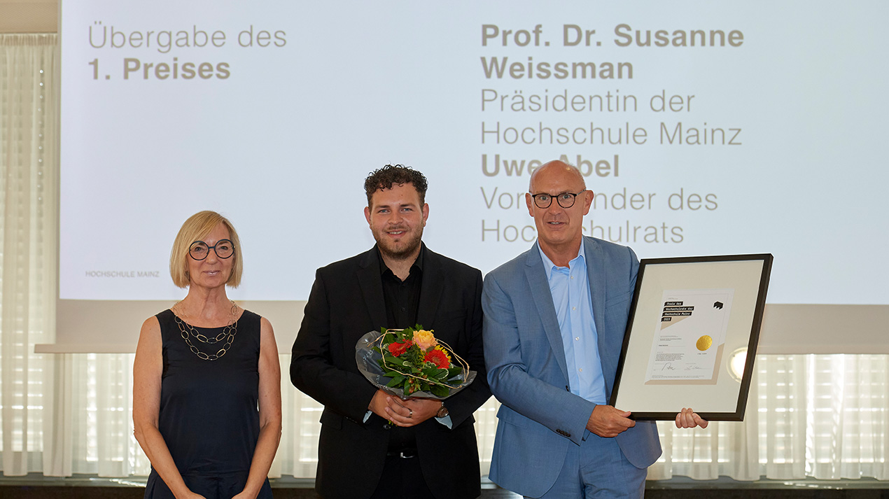 Prof. Dr. Susanne Weissman und Uwe Abel überreichten Torben Hammerle den 1. Preis für seine Masterarbeit