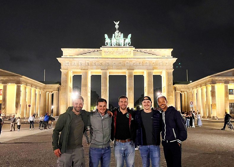 Teilnehmer vor dem Brandenburger Tor