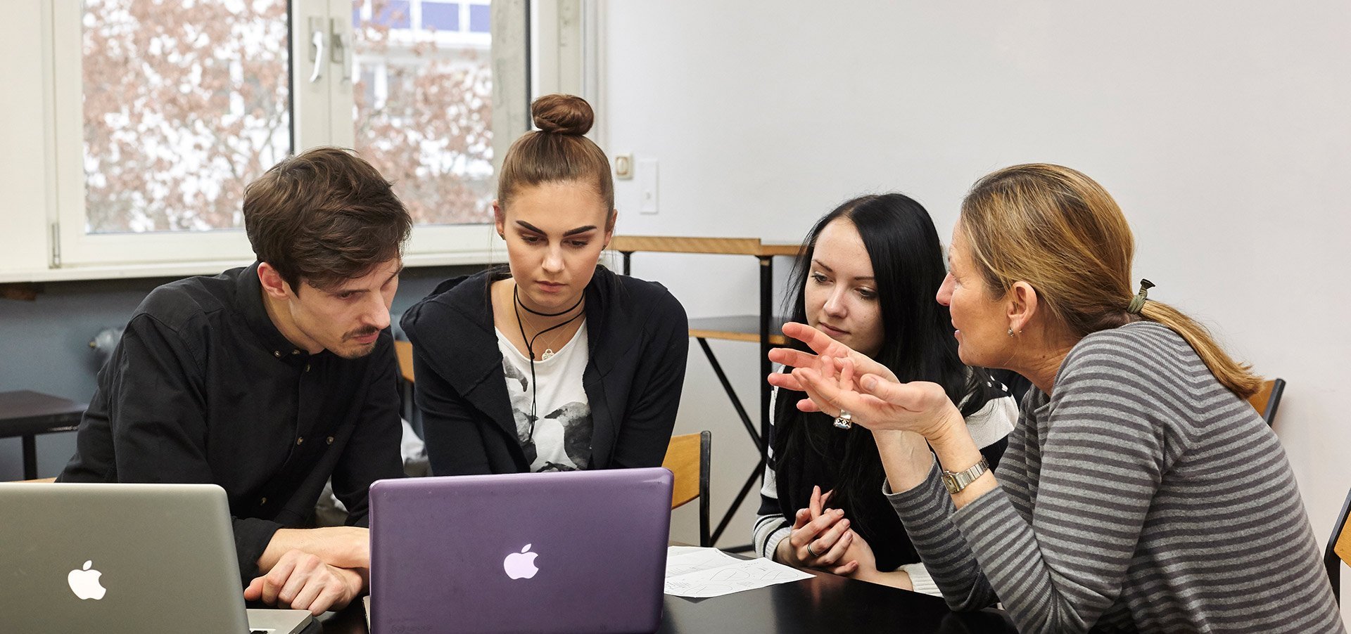 Studierende im Gespräch mit einer Dozentin