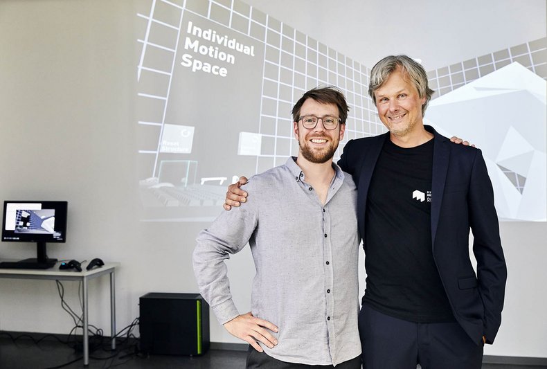 Preisträger Julian Hermann (links) mit dem Betreuer der preisgekrönten Arbeit, Prof. Klaus Teltenkötter. Foto: Katharina Dubno