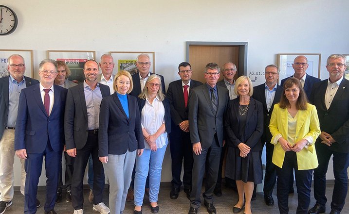 Hochschulpräsidentinnen und -präsidenten mit Wissenschaftsminister Clemens Hoch