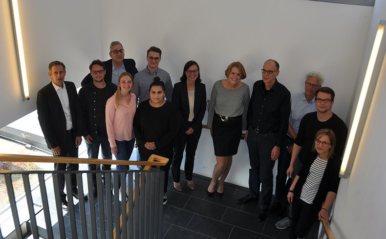 Gruppenfoto Fachbereichsrat Wirtschaft im Treppenaufgang am Campus