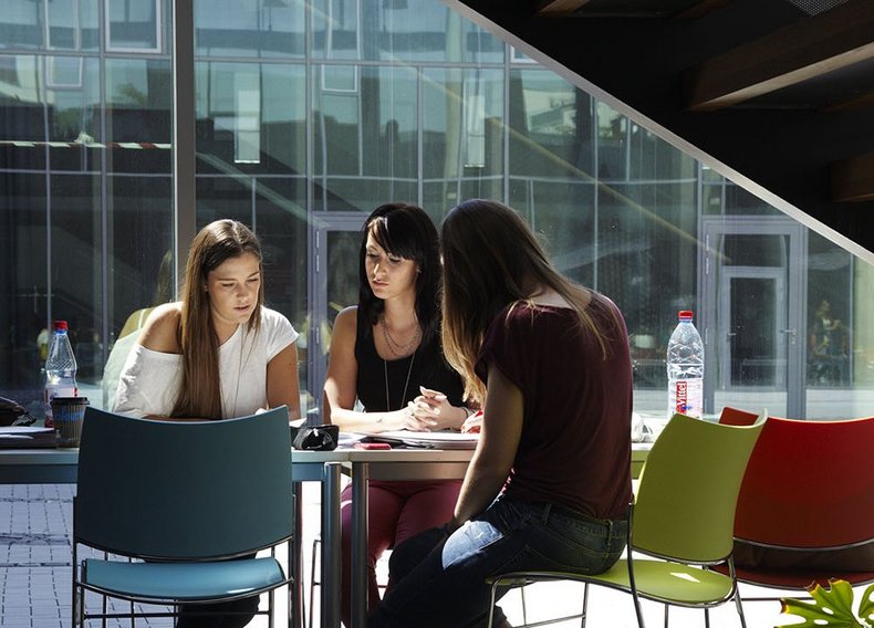 Studentinnen am Tisch im Campusfoyer