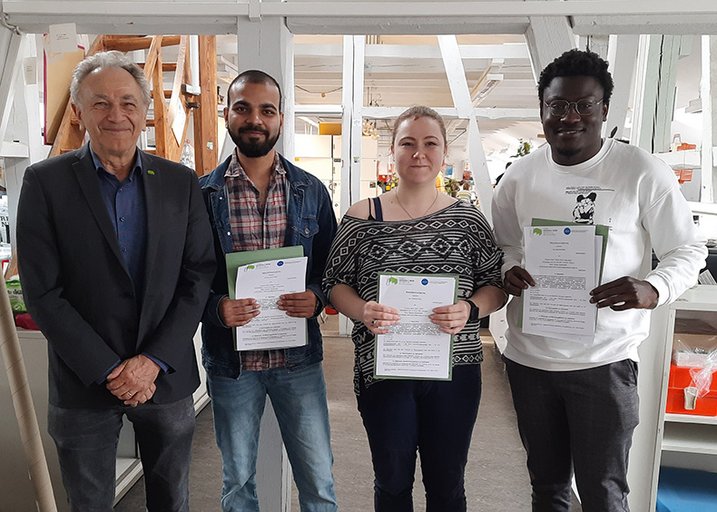 Prof. Dr. Alfons Buchmann (Studiengangleiter Internationales Bauingenieurwesen B.Eng.) und die drei Stipendiat:innen Taushif Ahmad, Laura Trübner, Frederic Dimtri Kadje Silokta