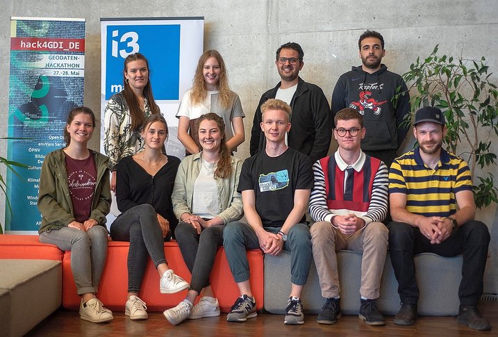 Die siegenden Teams des #hack4GDI_DE am 27. und 28. Mai 2022: 1. Platz „Hacking the fu-ture“ (vorne li.), 2. Platz „Die Drei von der Tankstelle“ (vorne re.), 3. Platz „Geo Club“ (hin-ten), Foto: Vanessa Liebler, CC BY-SA 4.0